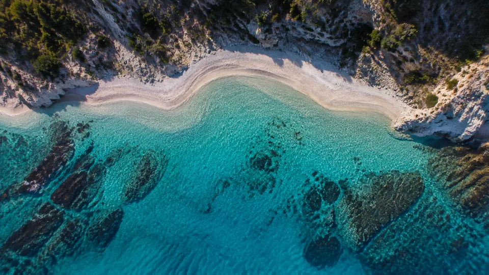 Обложка промпта «Создай аэрофотографию морского побережья»